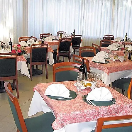 מלון Aquila D'oro 3*